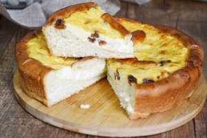 Pască cu brânza dulce și stafide 